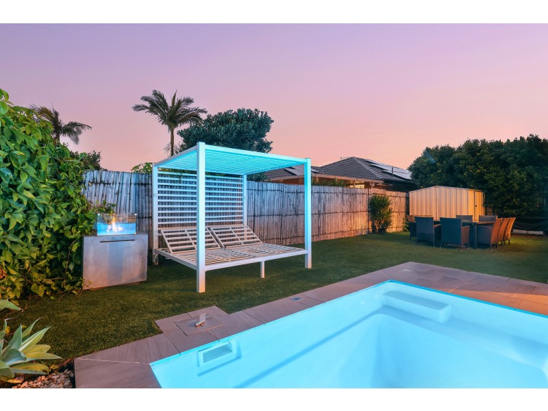 6 Redwing Court, Burleigh Waters QLD 4220