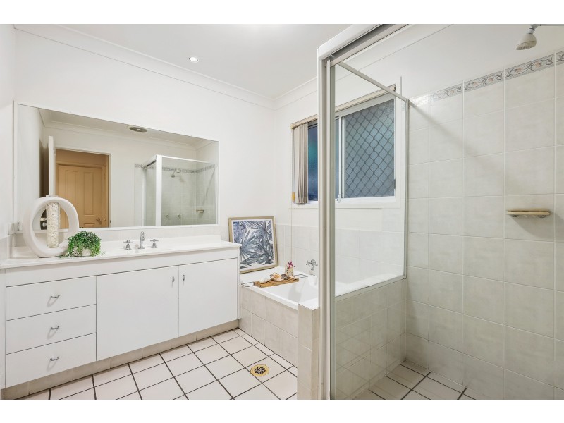 6 Redwing Court, Burleigh Waters QLD 4220