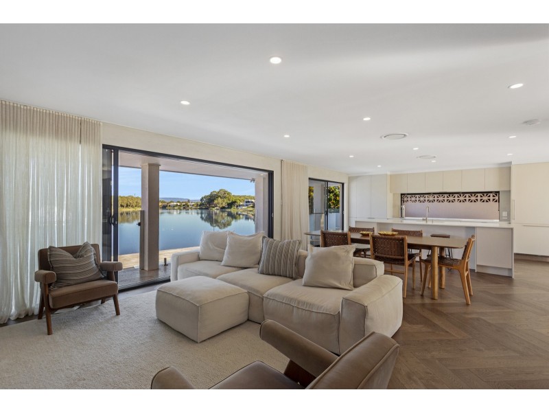 TEN SPOONBILL CRT, Burleigh Waters QLD 4220
