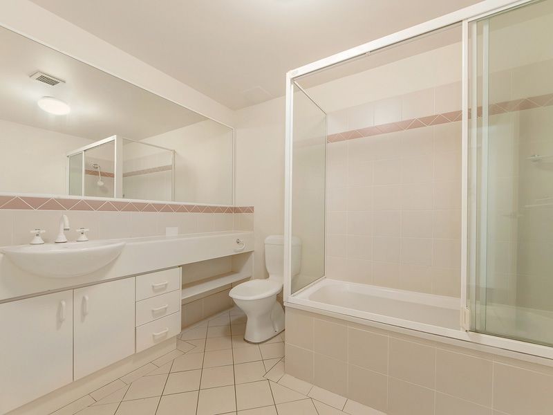 3/2 Fraser Avenue, Miami QLD 4220