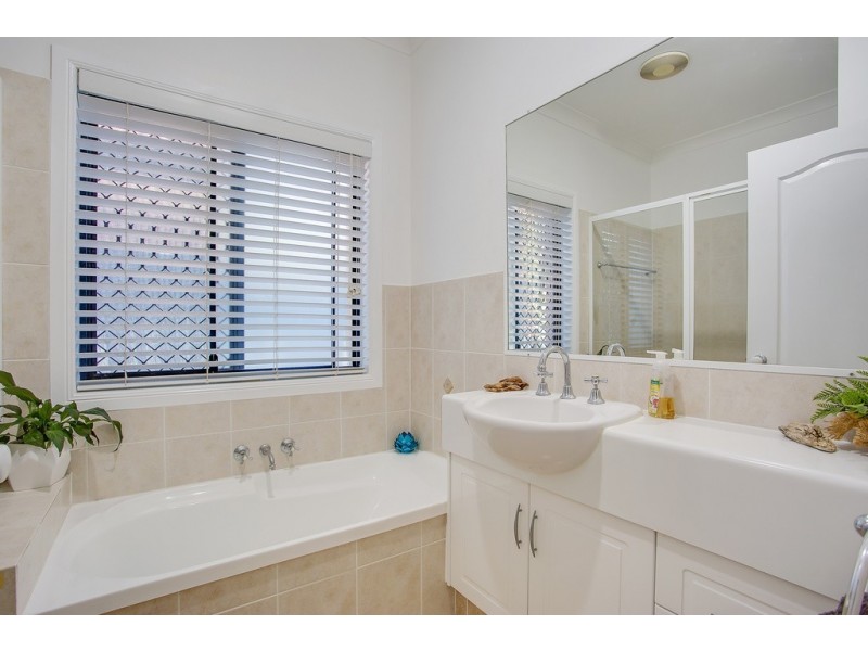 22 Ranier Crescent, Varsity Lakes QLD 4227