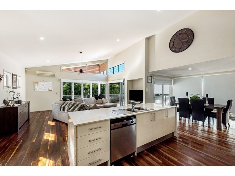 8 St Paul Crescent, Varsity Lakes QLD 4227