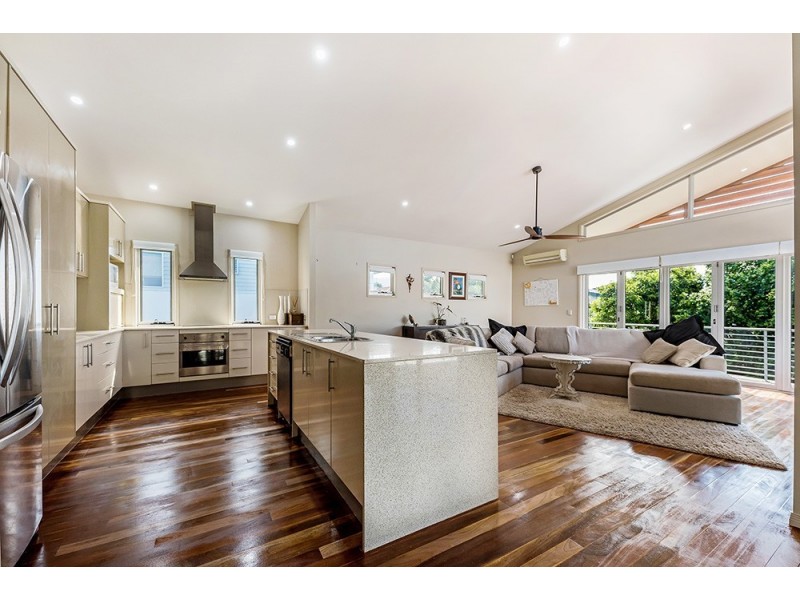 8 St Paul Crescent, Varsity Lakes QLD 4227