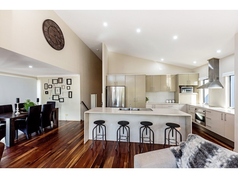 8 St Paul Crescent, Varsity Lakes QLD 4227