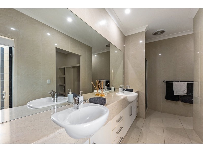 8 St Paul Crescent, Varsity Lakes QLD 4227