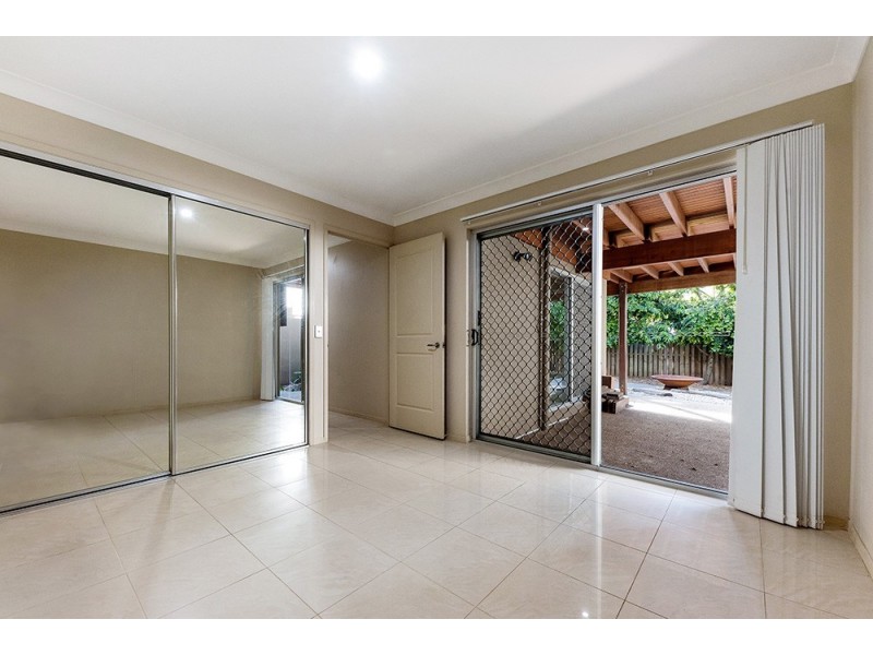 8 St Paul Crescent, Varsity Lakes QLD 4227