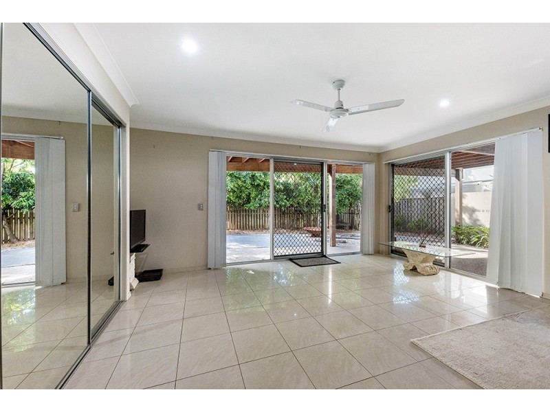 8 St Paul Crescent, Varsity Lakes QLD 4227