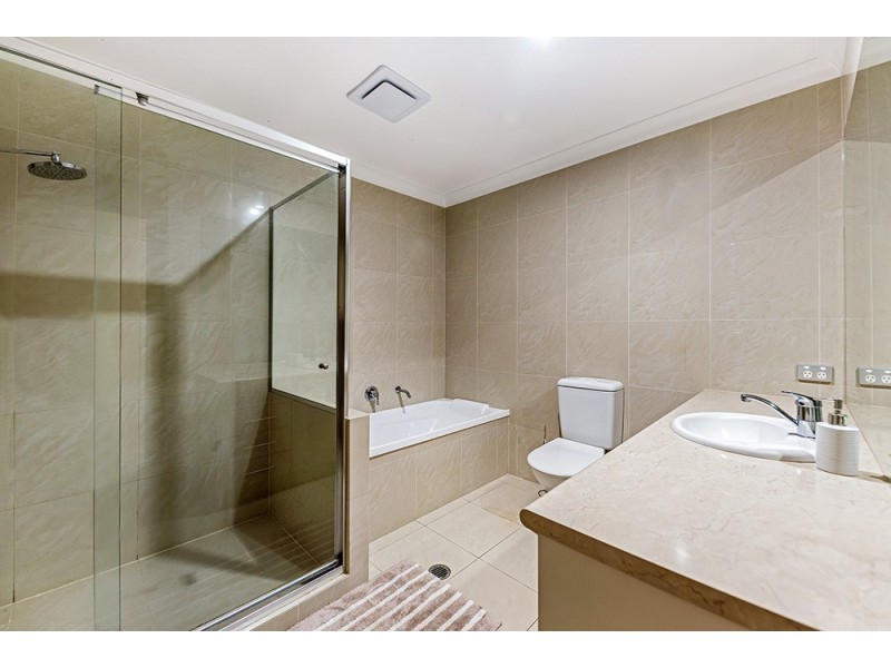 8 St Paul Crescent, Varsity Lakes QLD 4227