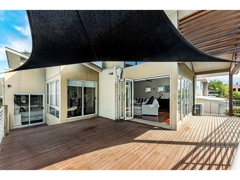 8 St Paul Crescent, Varsity Lakes QLD 4227