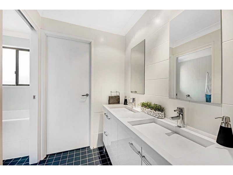 5 Mayra Court, Mermaid Waters QLD 4218