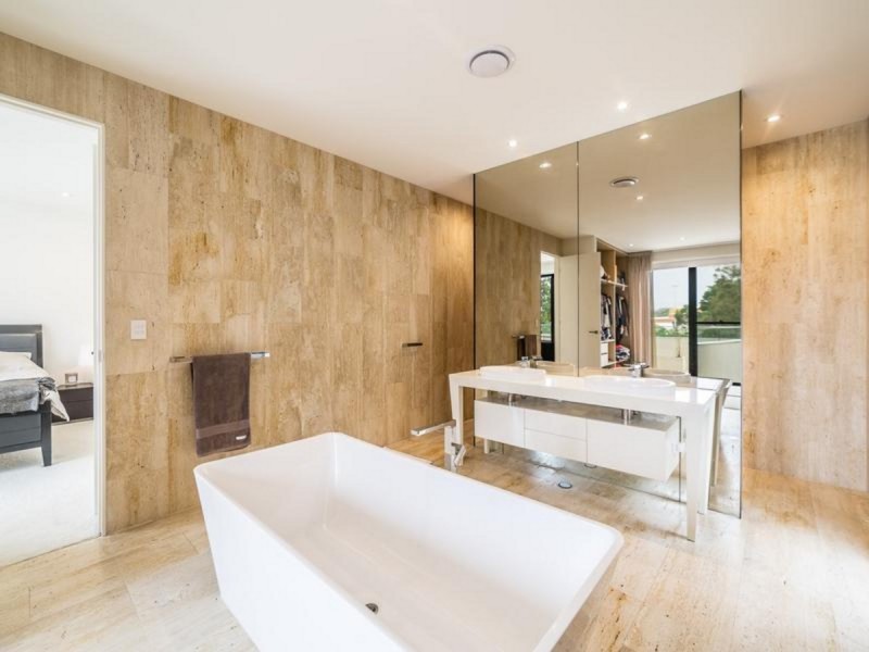 67 Theatre Drive, Benowa QLD 4217