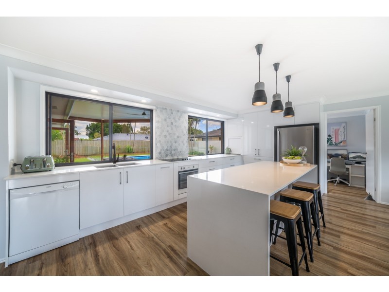 11 Lindeman Court, Mermaid Waters QLD 4218