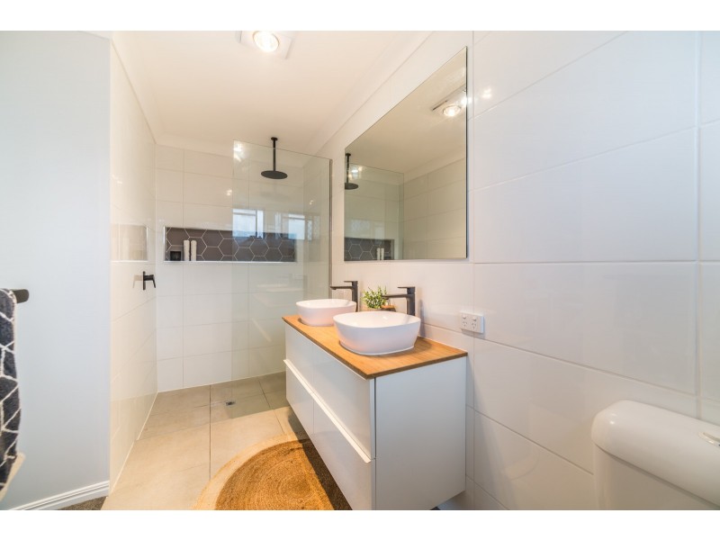 11 Lindeman Court, Mermaid Waters QLD 4218