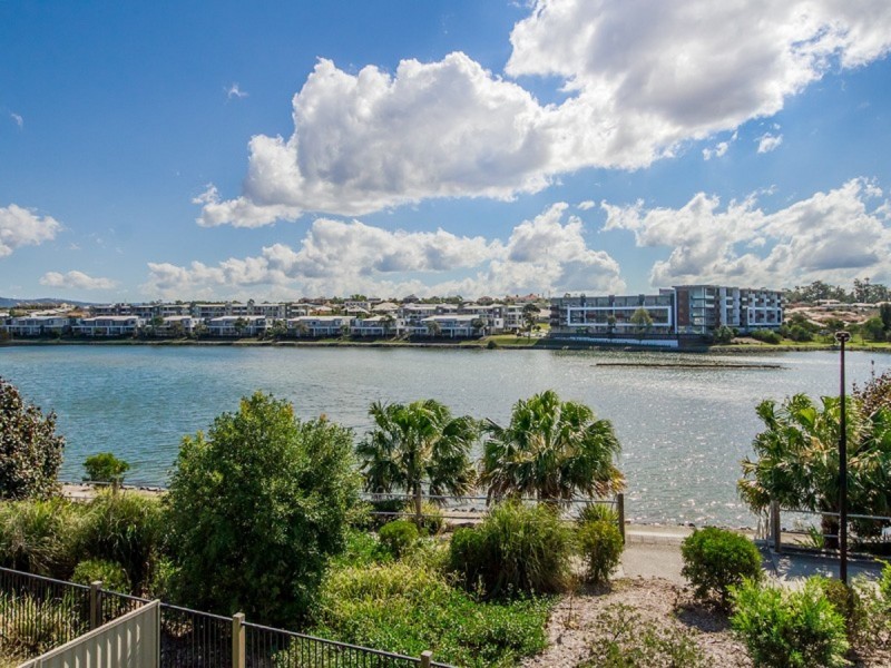 1 Elizabeth Crescent, Varsity Lakes QLD 4227