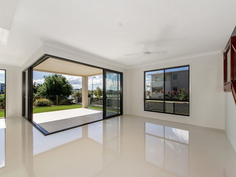 1 Elizabeth Crescent, Varsity Lakes QLD 4227