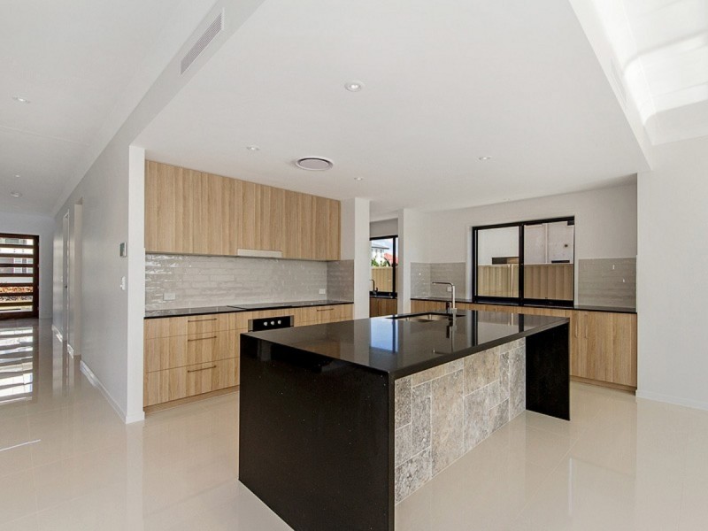 1 Elizabeth Crescent, Varsity Lakes QLD 4227