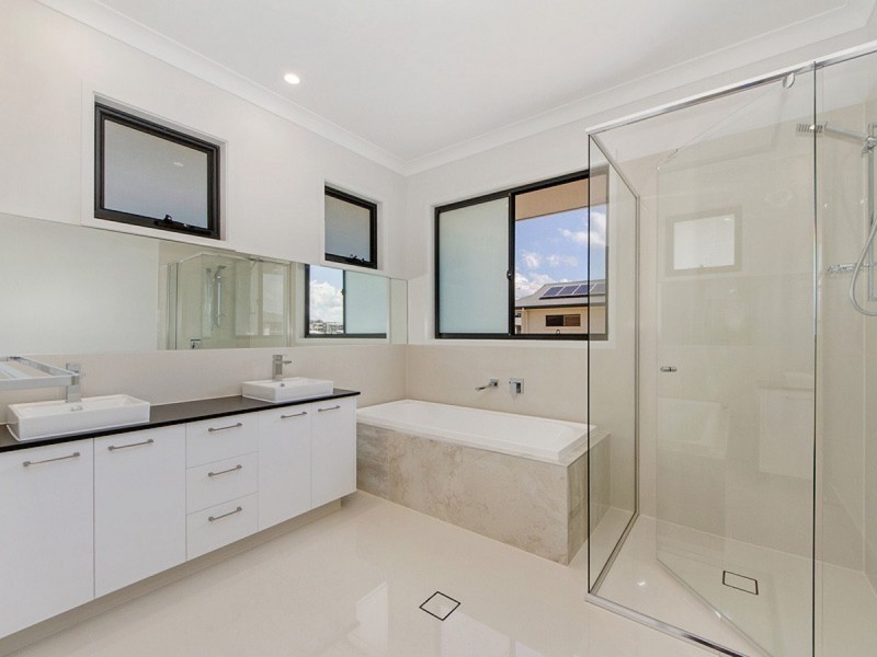 1 Elizabeth Crescent, Varsity Lakes QLD 4227