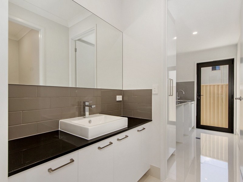 1 Elizabeth Crescent, Varsity Lakes QLD 4227