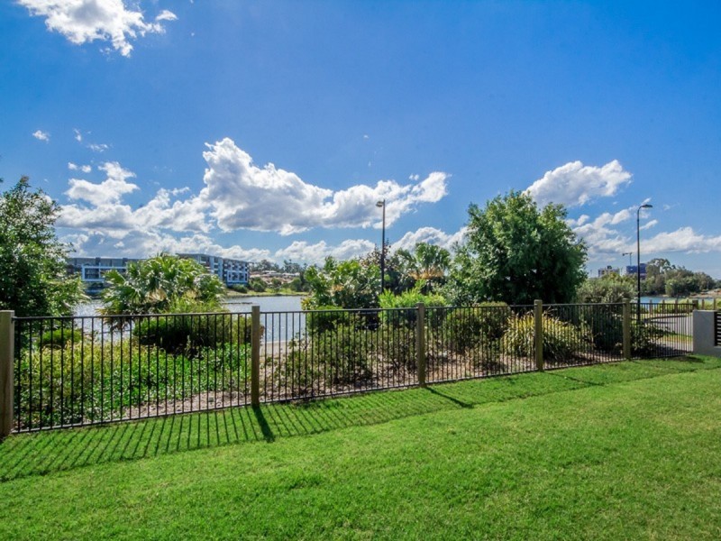 1 Elizabeth Crescent, Varsity Lakes QLD 4227