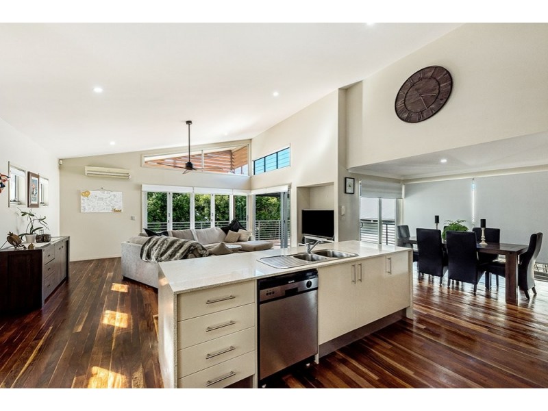 8 St Paul Cres, Varsity Lakes QLD 4227