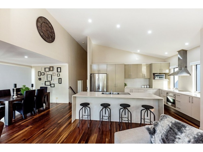 8 St Paul Cres, Varsity Lakes QLD 4227