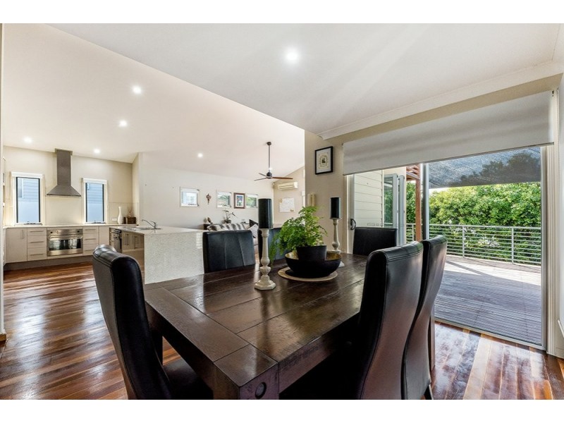 8 St Paul Cres, Varsity Lakes QLD 4227
