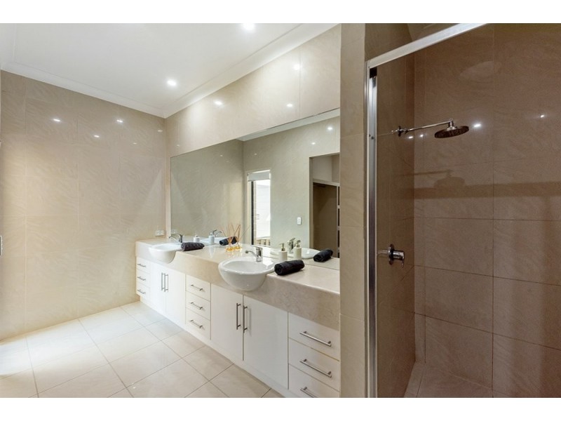 8 St Paul Cres, Varsity Lakes QLD 4227