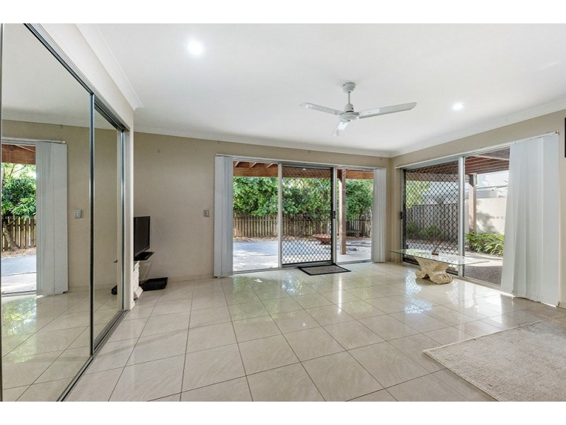 8 St Paul Cres, Varsity Lakes QLD 4227
