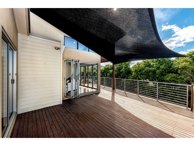 8 St Paul Cres, Varsity Lakes QLD 4227
