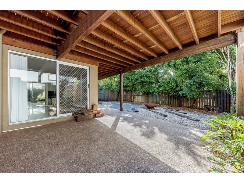 8 St Paul Cres, Varsity Lakes QLD 4227