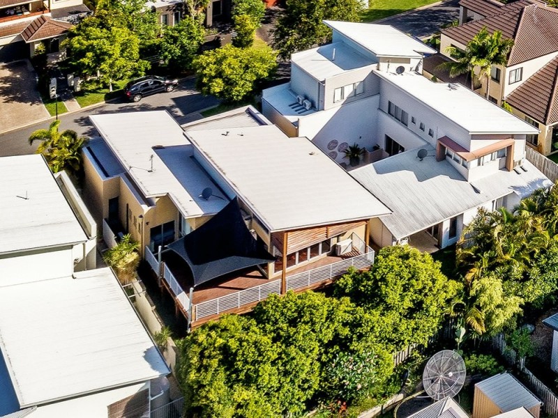 8 St Paul Cres, Varsity Lakes QLD 4227