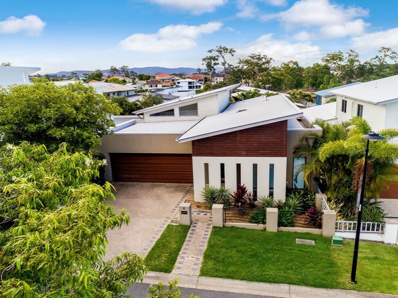 8 St Paul Cres, Varsity Lakes QLD 4227