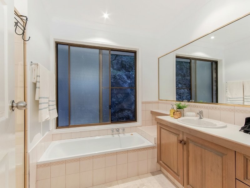 6 Akama Court, Mudgeeraba QLD 4213