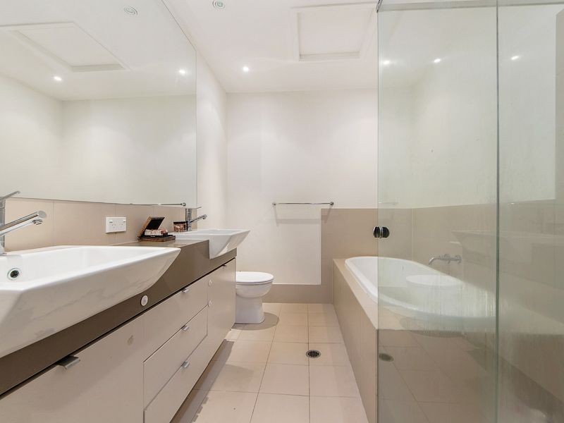 4 Watts Drive, Varsity Lakes QLD 4227