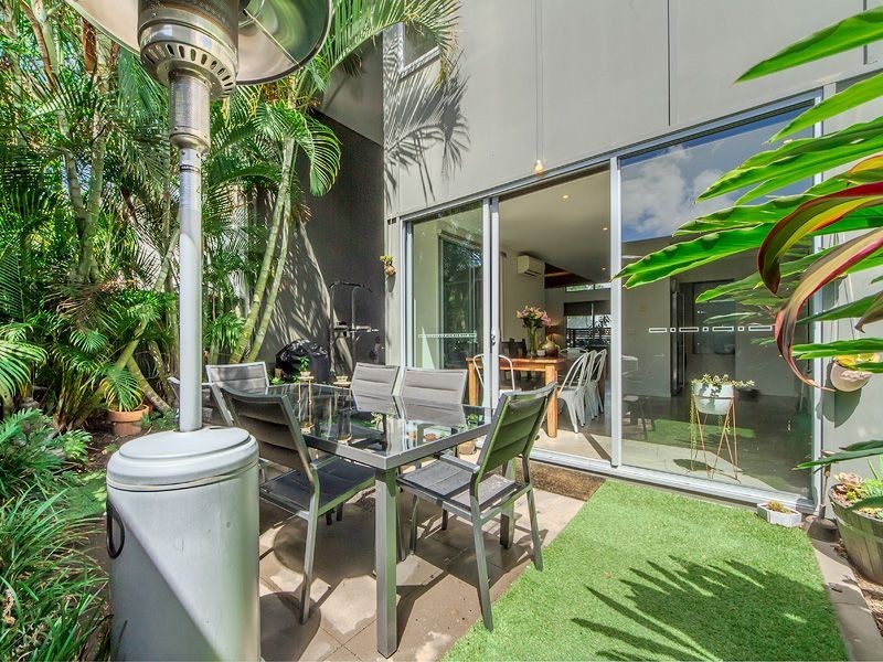 4 Watts Drive, Varsity Lakes QLD 4227