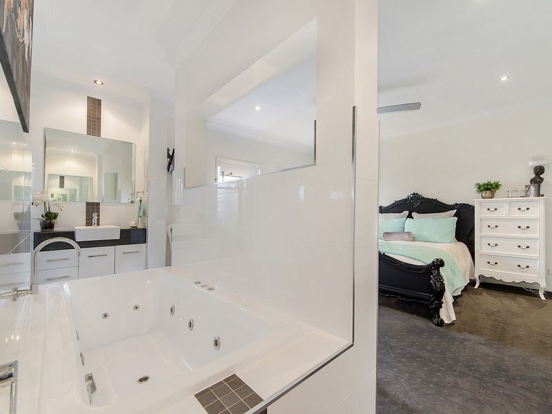 18 Willow Tree Drive, Reedy Creek QLD 4227