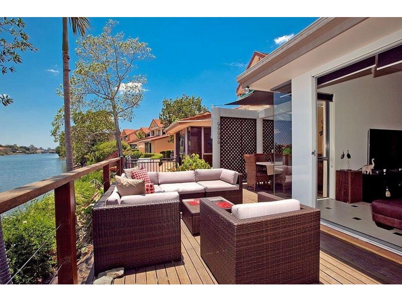 Villa 6/125 Santa Cruz Boulevard, Clear Island Waters QLD 4226