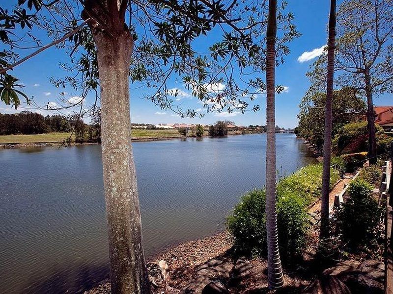 Villa 6/125 Santa Cruz Boulevard, Clear Island Waters QLD 4226