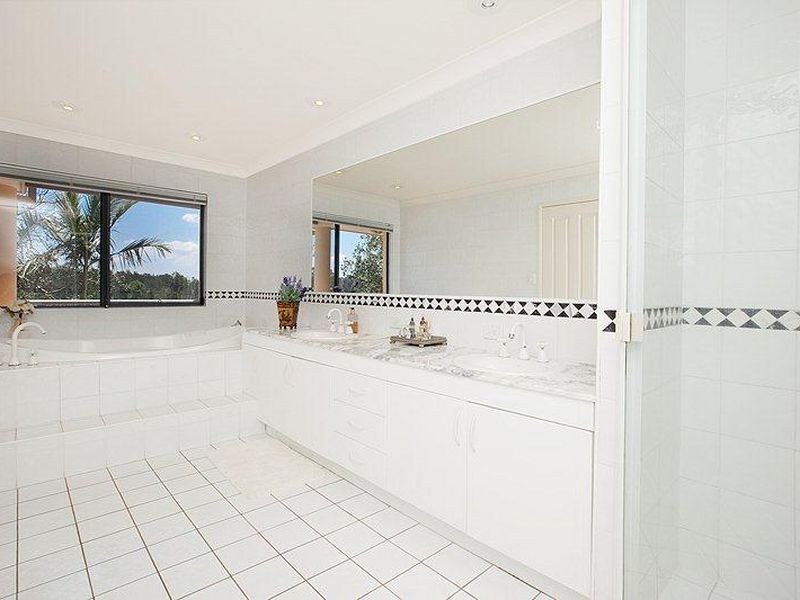 Villa 6/125 Santa Cruz Boulevard, Clear Island Waters QLD 4226