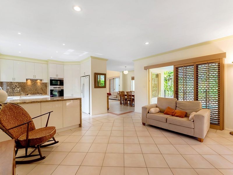 2 Sternway Place, Clear Island Waters QLD 4226