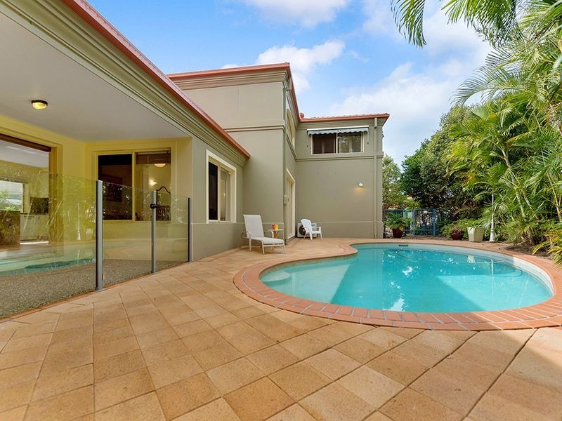 2 Sternway Place, Clear Island Waters QLD 4226