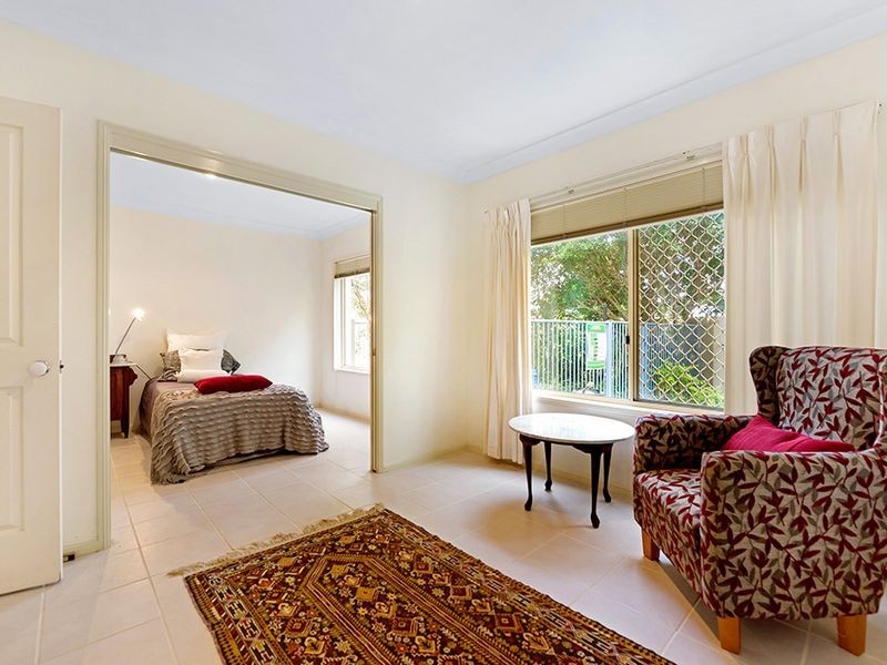 2 Sternway Place, Clear Island Waters QLD 4226