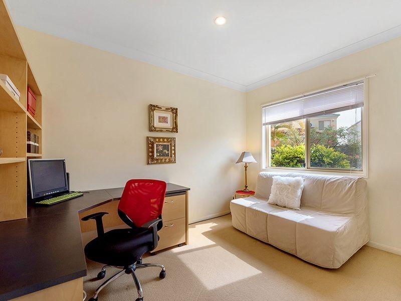 2 Sternway Place, Clear Island Waters QLD 4226
