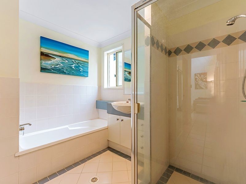 2 Sternway Place, Clear Island Waters QLD 4226