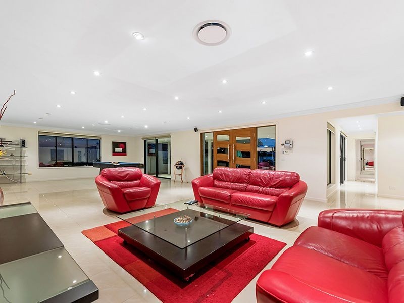 32 Arcadia Drive, Mermaid Waters QLD 4218