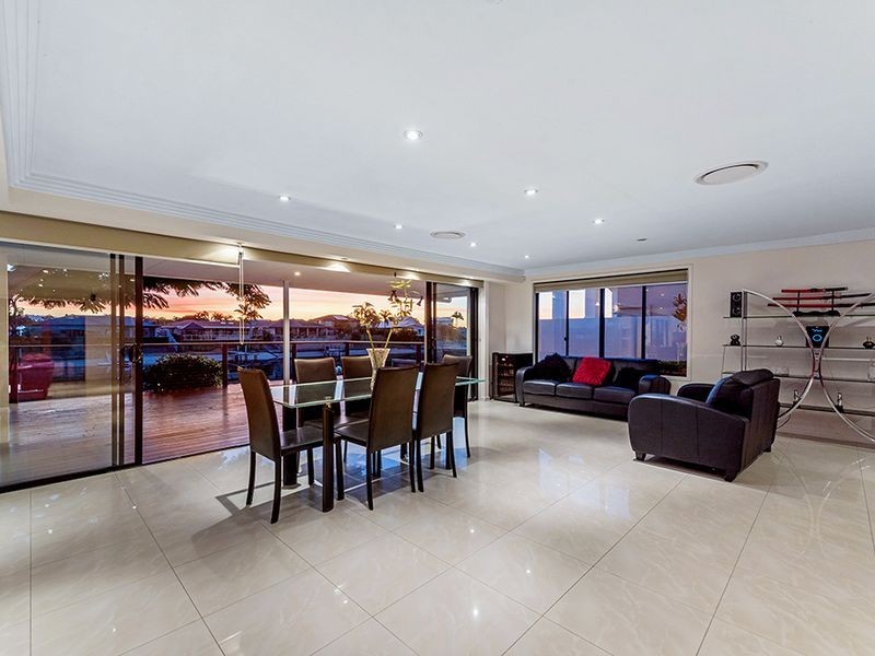 32 Arcadia Drive, Mermaid Waters QLD 4218