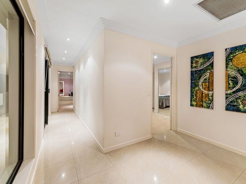 32 Arcadia Drive, Mermaid Waters QLD 4218