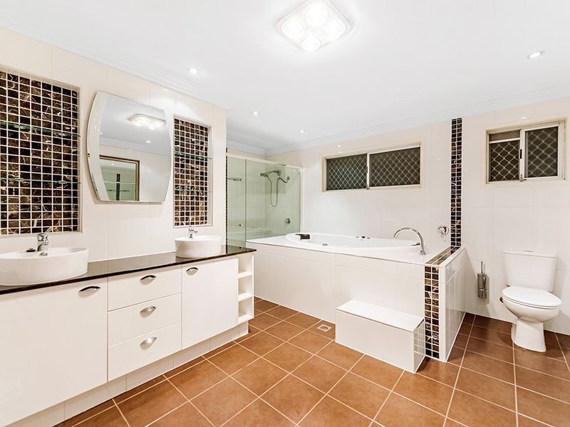 32 Arcadia Drive, Mermaid Waters QLD 4218