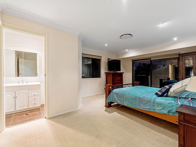 32 Arcadia Drive, Mermaid Waters QLD 4218