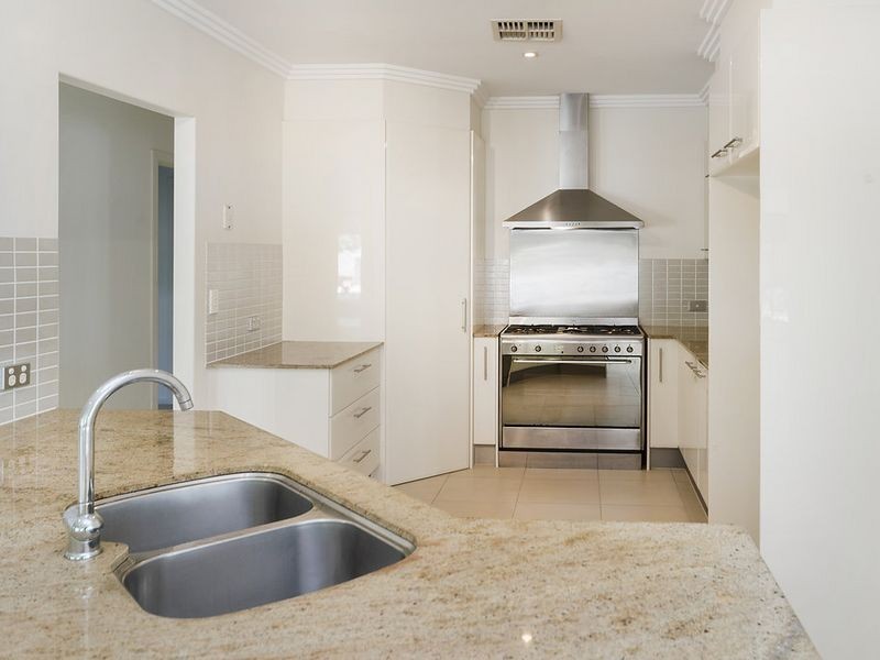 4 Corvus Way, Robina QLD 4226